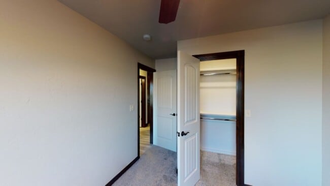 Building Photo - 1621 NE White Rock Dr