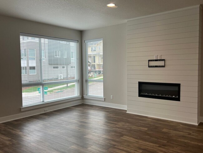 Building Photo - NOW SHOWING - PRISTINE Three Bedroom Mount...