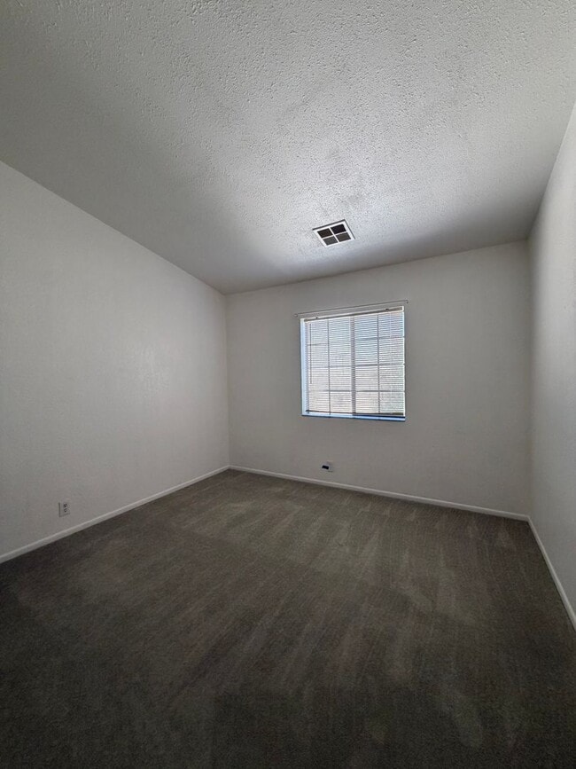 Building Photo - Beautiful 3 Bedroom House Located on Calico Lake