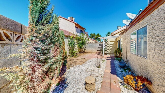 Building Photo - Charming 2 bedroom oasis nestled in a peac...