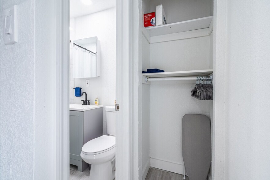 Building Photo - 975-977-977 SW 10th St