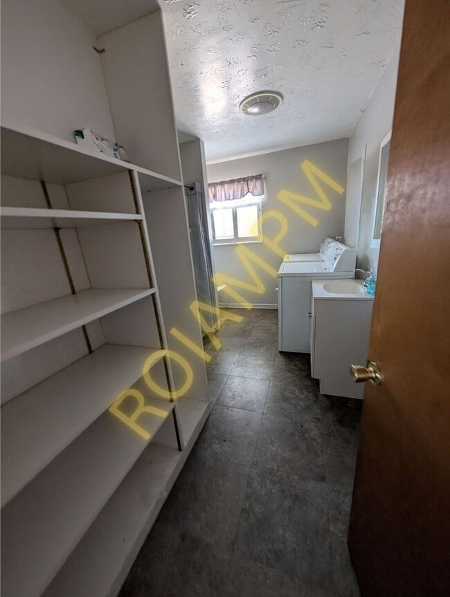 Building Photo - 2525 Falls Ave E