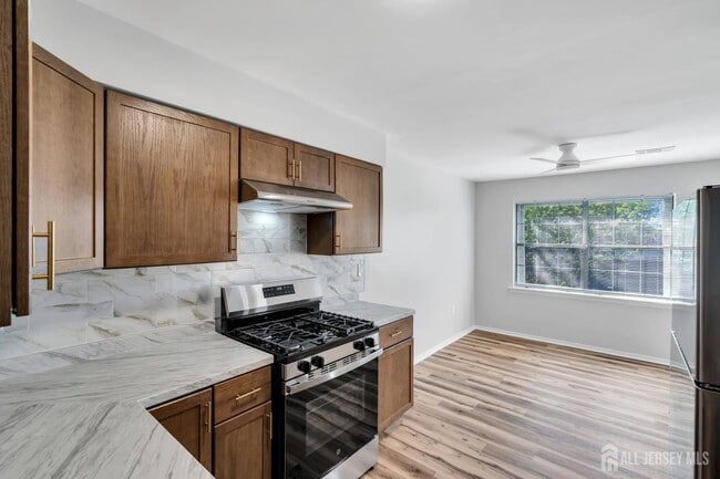 Building Photo - 812 Green Hollow Dr