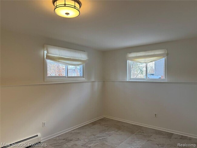 Building Photo - Beautiful mid-century modern home