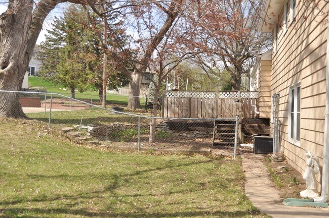 Building Photo - 836 S 131st St