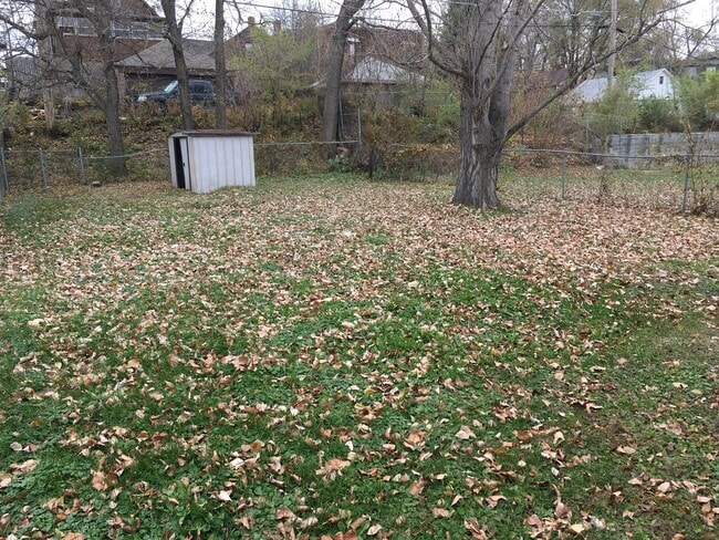 Building Photo - 3 BR House available in June