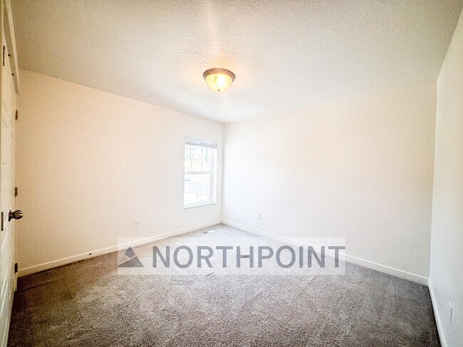 Building Photo - Clean, Bright, Open Town-Home in Lehi