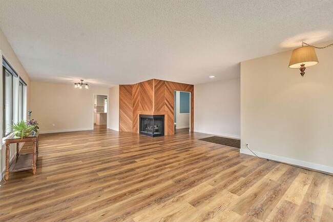 Building Photo - Single Level Ranch Style Home in Singing Woods!