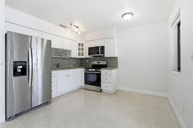 Building Photo - 2625 SW 29th Ave
