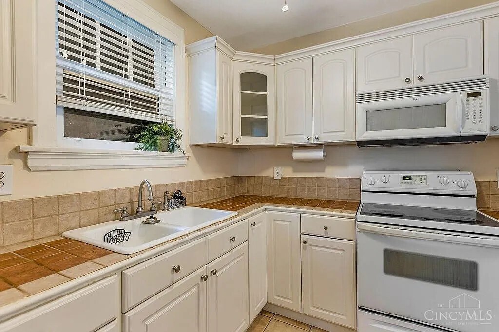 Kitchen - 2587 Irving Pl