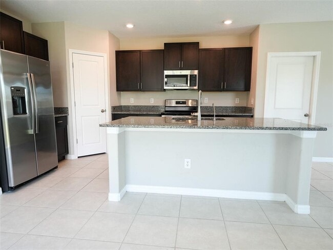 Building Photo - 402 Royal Empress Dr