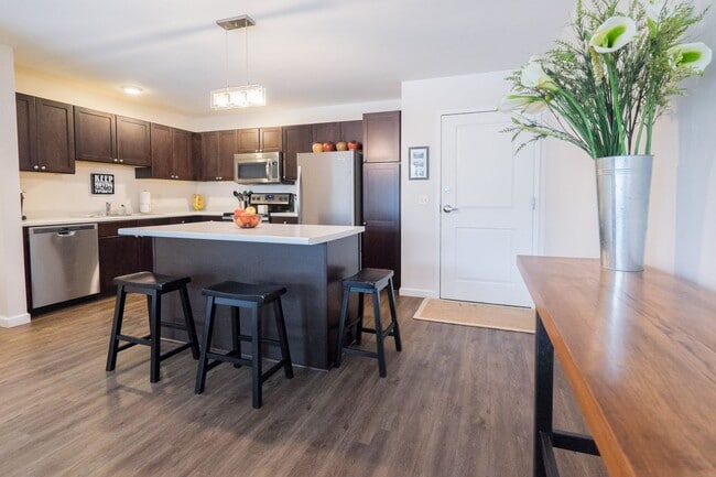 Building Photo - 2 Bedroom/ 2 Bathroom End Unit Coming Avai...