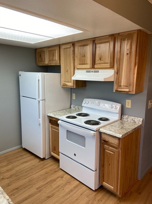 Building Photo - Stunning 2 Bed/2 Bath Townhome near Ft Carson!