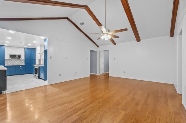 Building Photo - 5017 Oak Ct