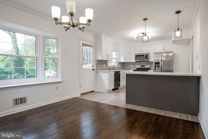 Building Photo - 4809 Camelot St