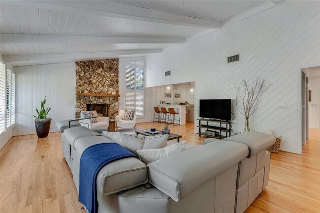 Primary Photo - 315 Sweet Bay Ave