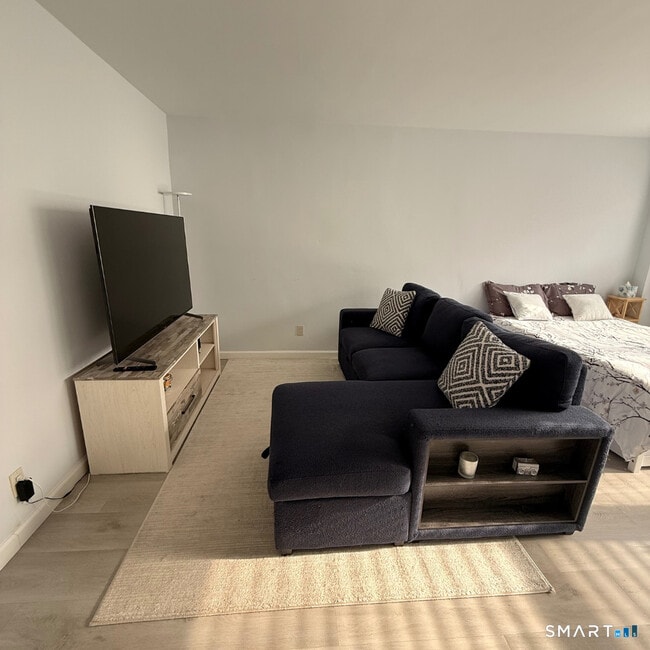 Building Photo - 30 Glenbrook Rd