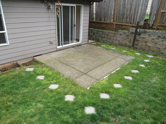 Building Photo - Large Four Bedroom in South Salem