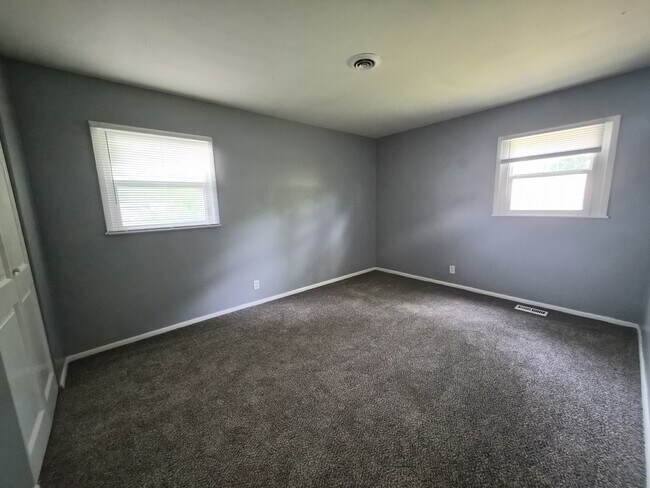 Building Photo - 3921 Malibu Dr
