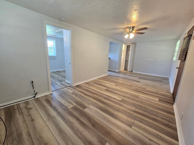 Building Photo - Cute 1 bed/ 1 bath Duplex Available now in...