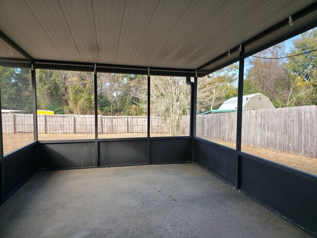 Building Photo - Freshly Updated 2/1 House with Garage in Deltona!