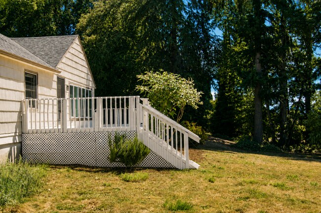 Building Photo - COLUMBIA RIVER Waterfront Home with Access on 1.5 Acres