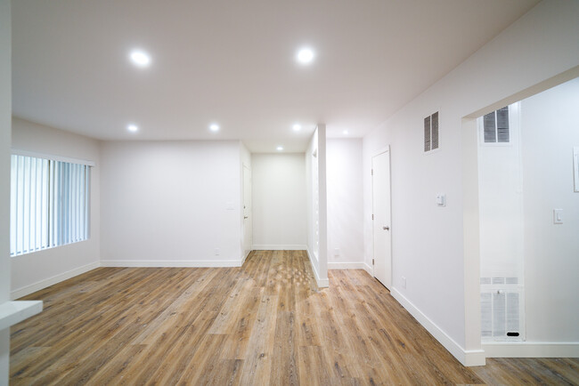 Building Photo - Shiny and NEW! Newly Reno'd 940 Sqft 2 Bed...