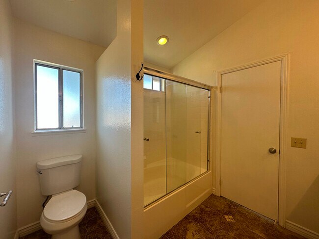 Building Photo - 39542 Del Val Dr