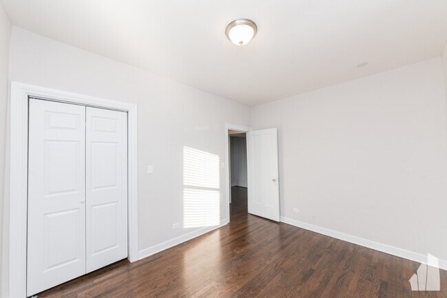 Building Photo - 1357 W Touhy Ave