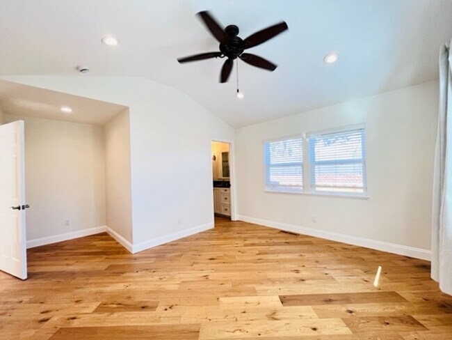 Building Photo - Charming and Move-in Ready 3BD/2BA, Single...