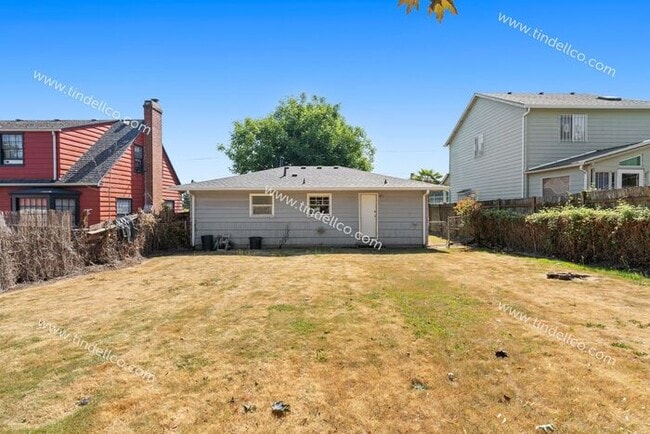 Building Photo - Charming 2-Bedroom Ranch with Garage & Fen...