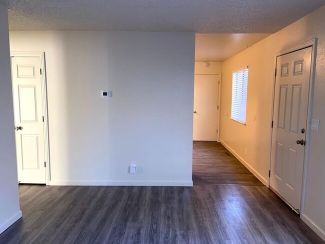 Building Photo - Reno Duplex - Garage, Dishwasher, Washer/Dryer, Central A/C