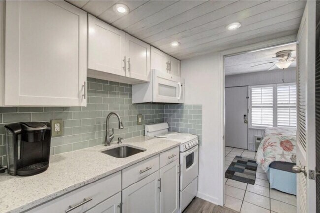 Building Photo - 122 Camrose Wy