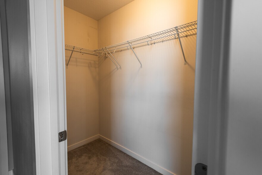 Building Photo - 329 NE Otter Dr