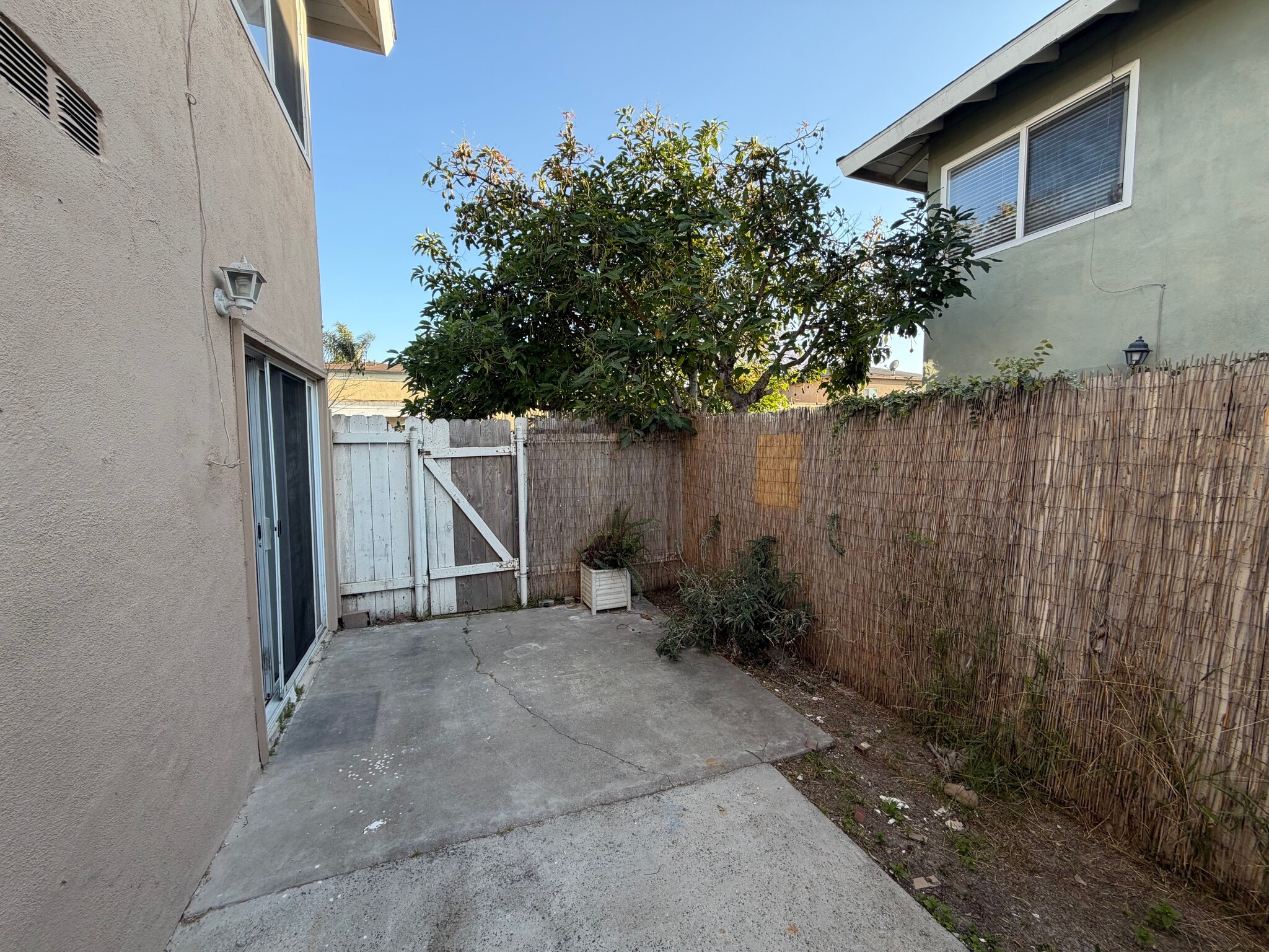 Building Photo - 728 Clay Ave