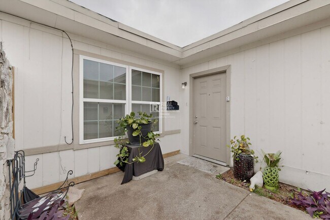 Building Photo - 6808 Trail Lake Dr