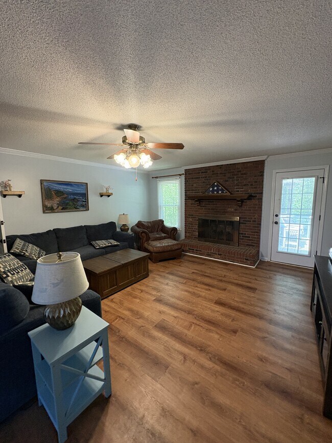 Building Photo - 321 N Valley View Dr