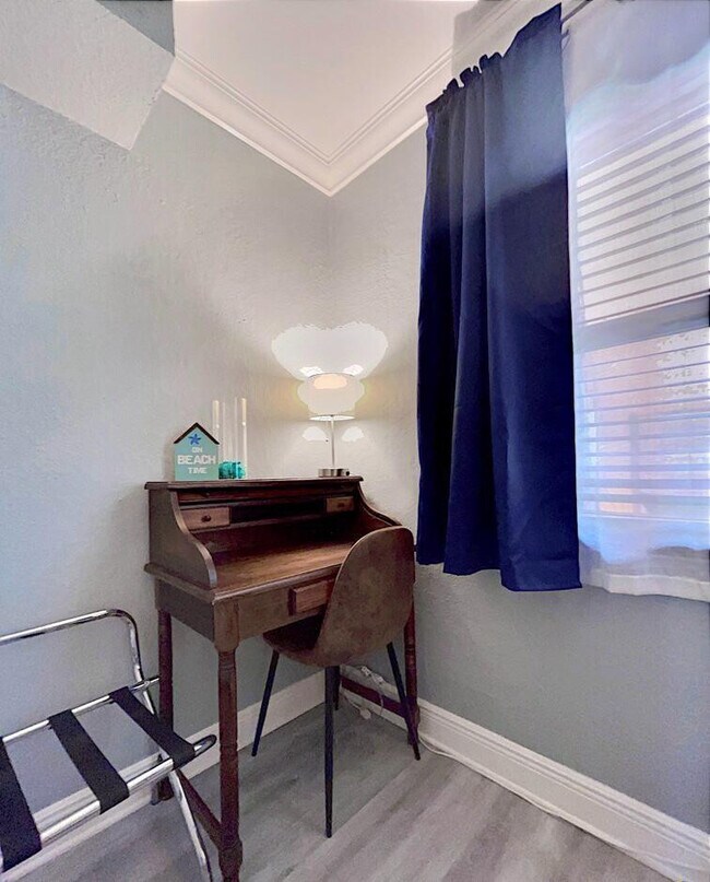 Building Photo - 2625 NE 13th Ct