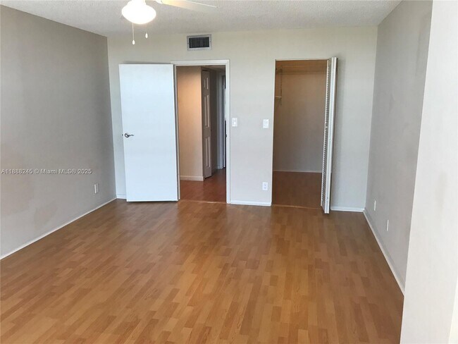 Building Photo - 1000 Parkview Dr