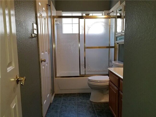 Building Photo - Stunning 5-Bedroom, 3-Bath Home with Over ...