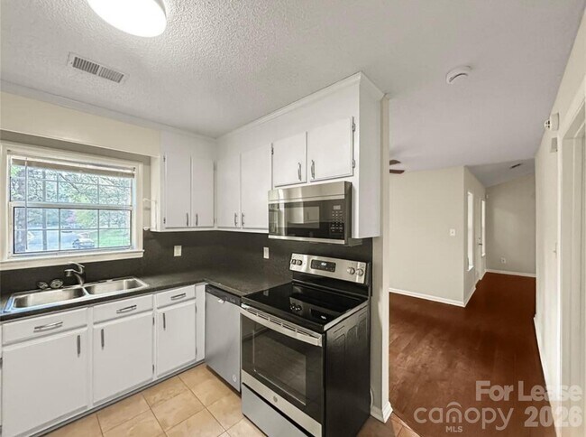 Building Photo - 5933 Ruth Dr