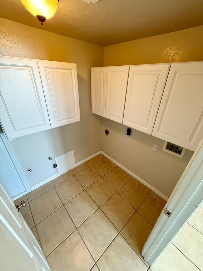 Building Photo - Thomas Duplex