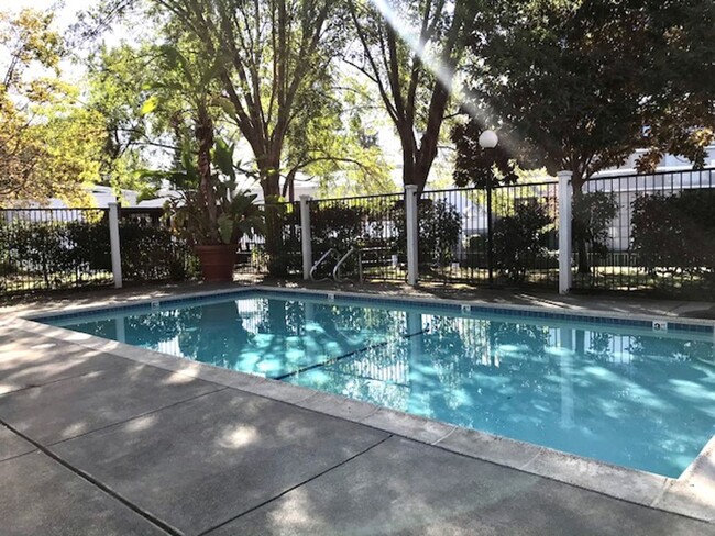 Building Photo - 2 bedroom, 2 bath townhome in Walnut Creek...