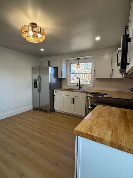 Kitchen - 249 Dunlop Ave