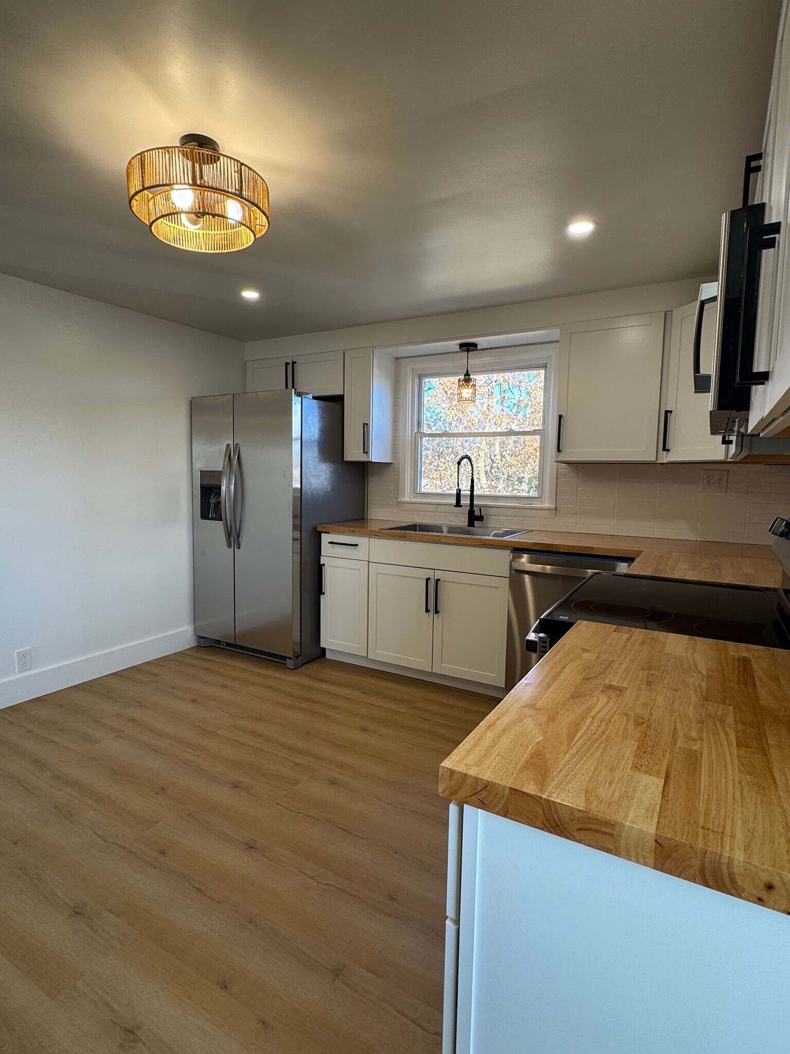 Kitchen - 249 Dunlop Ave