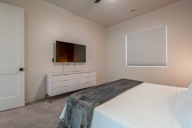 Building Photo - Adventure House!