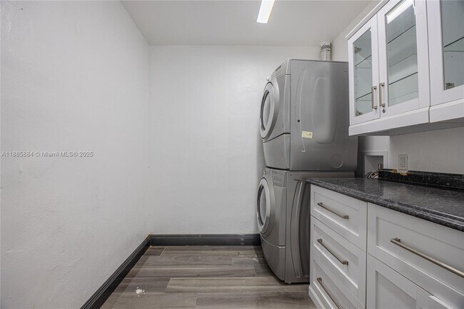 Building Photo - 2531 NE 47th St
