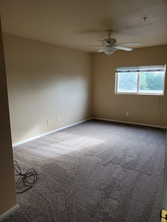 Building Photo - Spacious 3 bed, 3.5 bath condo in Rigden F...