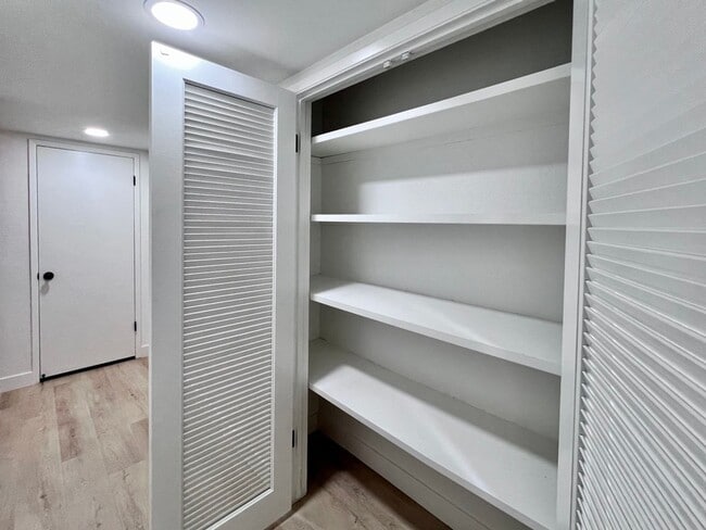 Building Photo - $2,295 Shaw & Van Ness, 3 Bedroom Condo- S...