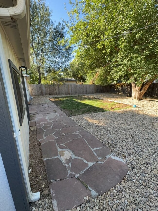 Building Photo - Beautifully Updated 3 Bedroom 2 Bath Home ...